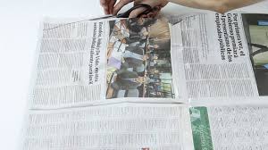 Masih mau membuang begitu saja koran yang sudah dibaca? Cara Membuat Gaun Kertas Dengan Gambar Wikihow