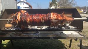 Gegrilltes Spanferkel Am Spiess Spanferkel Spanferkel Grillen Ferkel