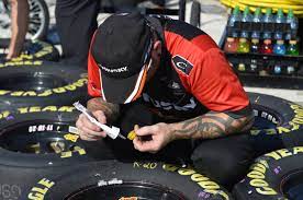 Nascar will switch to a single lug nut for fastening its tire and wheel assemblies in cup cars next the amount of the time on a lug nut today is less than a second, but the time from the right hand but there will be no pit stops simulated under race conditions at the test. Nascar Lug Nuts How Many Is Too Few Revisited