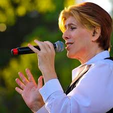 Hundreds turn out for Bowie tribute band