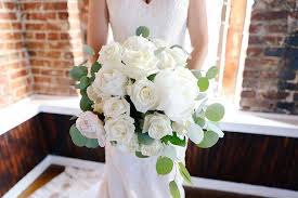 Find a wide range of wedding flowers and florists, ideas and pictures of the perfect wedding flowers at easy weddings. Lynn Doyle Flowers Events Photo By Katie Krueger Facebook