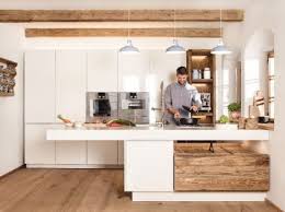 kuchendesign in holz und weiss moderne kuche mit kochinsel interior design wohnung kuche kuche landhaus modern moderne kuche
