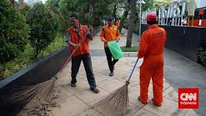 Terjemahan frasa petugas kebersihan dari bahasa indonesia ke bahasa inggris dan contoh penggunaan petugas kebersihan dalam kalimat dengan terjemahannya: Sambut Kaa Ribuan Petugas Kebersihan Disiagakan