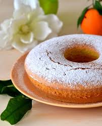 E' un ciambellone al limone senza burro, alto e morbidissimo, una nuvoletta da assaporare in ogni momento della giornata. Ciambellone Soffice All Arancia E Profumo Di Limone