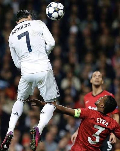 Thethao247.vn - Làm thế nào đầu gối của Ronaldo lại ngang bằng đầu Evra  vậy? 🗣 Sir Alex: "Trong giờ nghỉ, tôi đã trách móc Evra vì cậu ấy không  gây áp
