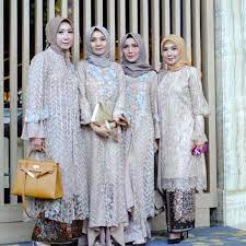 Azam kartika mei 16, 2021 0 comments kebaya brokat modern sarung lagosi desain model kebaya modern terbaik di tahun 2020 sekarang ini memang lebih. 40 Model Kebaya Muslim Yang Stylish Dan Trendi Untuk Kondangan Updated 2021 Bukareview