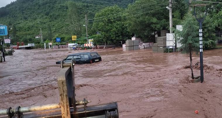 Kastamonu'da sel: 3 mahallede evleri su bastı, Cide-Bartın karayolu kapandı  - İhlas Haber Ajansı