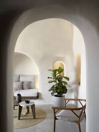Un Hotel Sur Les Hauteurs De Santorin Maison En Torchis Interieur Maison Maison Moderne Interieur