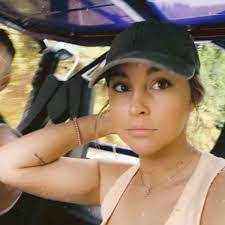 Lauren Davey's Instagram, Twitter & Facebook