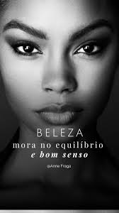 Por muito tempo muitas mulheres apagaram seus traços tentando caber em um  padrão., Exageros estéticos uniformizaram rostos, silenciaram raízes e  esconderam essências., Hoje, vemos um movimento de ...