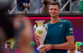 ATP : Sacré à Estoril, Hubert Hurkacz reçoit son « prize money » par  virement instantané en pleine cérémonie