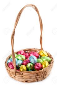 Utile, ce panier à oeuf en forme de poule peut servir de panier à salade. Colorful Oeufs De Paques Au Chocolat Dans Un Panier Isole Sur Blanc Banque D Images Et Photos Libres De Droits Image 25457416