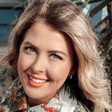 Margot Robbie channels the 1994 "Solo in the Spotlight" Barbie at the Los  Angeles @barbiethemovie premiere 🖤💖