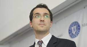 Aur a organizat un protest în fața ministerului sănătății care este în desfășurare în acest moment, prin care partidul cere demisia ministrului vlad voiculescu. Fostul Ministru Al SÄƒnÄƒtÄƒÅ£ii Vlad Voiculescu FÄƒcut Ko De Un Renumit Chirurg