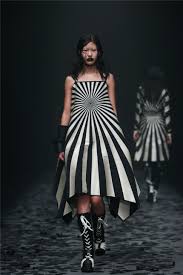 Mercedes Benz Presented British Designer Gareth Pugh As Part Of Mercedes Benz China Fashion Week Zhiboxs Fash Fashion Dress Illustration Technology Fashion