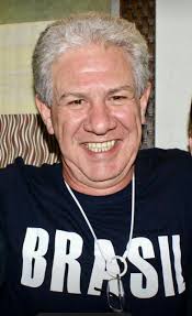 O velório do meu irmão, Chocolate, será às 14:30, no Municipal. E o  sepultamento às 17:00.