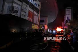 Agar bisa dipasang pada hari ini atau keesokan harinya. Kebakaran Mal Bec Bandung Berhasil Dipadamkan Republika Online