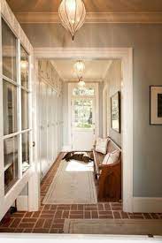 Arredare Un Corridoio Tappeto Colore Chiaro Panchina Legno Lampade Da Soffitto Porta Di Ingresso Vetro Armad Corridoi Piccoli Decorazione Corridoio Arredamento