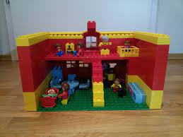 hier siehst du die bespielbare ruckseite von einem haus aus lego duplo diese und weitere bauideen gibt lego toy story lego duplo bauanleitung lego duplo haus
