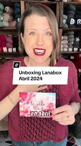 Te presento el unboxing de la lanabox de este mes de abril, una caja donde  celebro mi cumpleaños por todo lo alto. 🐑🐛 @socunatroca pone la lana con  su base más divina, Ishtar, mezcla de Merino y seda, ...