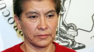 Schrecken in roter Bluse