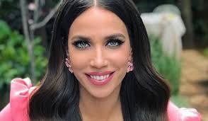 Γεννήθηκε στις 16 απριλίου 1985 στη θεσσαλονίκη όπου και μεγάλωσε. H Enoxlhsh Ths Stikoydh Sthn Erwthsh Gia To Pote 8a Kanei Paidi Must