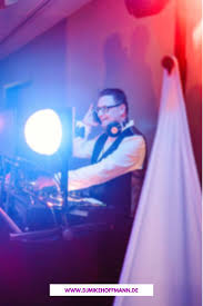 Von Brautpaaren Empfohlen Weil Mike Liebt Was Er Tut Suche Die Deine Hits Aus Uber 35 Musikrichtungen Hier Raus Klicke Mit Bildern Hochzeit Hochzeitsfeier Hochzeits Dj