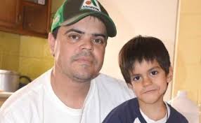 Jason, el niño que no puede comer, espera tu ayuda