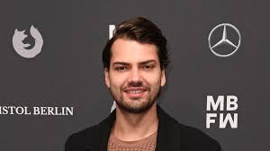 Schauspieler und autor jimi blue ochsenknecht (27, berlyn) war mit seinem vater, schauspieler uwe ochsenknecht (63, labaule & erben), und uwe ochsenknecht und das frühere model waren von 1993 bis 2012 verheiratet. Jimi Blue Ochsenknecht Amusiert Fans Mit Throwback Collage Promiflash De