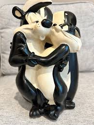 Vintage 1999 Pepe Le Pew Penelope Warner Brothers Statue for Sale in Indio,  CA