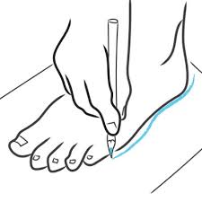 Letakkan kaki anda dengan tegas di atas kertas. Cara Ukur Saiz Kasut Dengan Betul Mengikut Ukuran Tapak Kaki