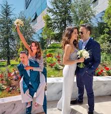 Μεγάλωσε στην αθήνα, στην ομόνοια συγκεκριμένα. Oi Dhmosiografoi Sofia Kwnstantinidoy Ki O Maniaths Petros Koymplhs Pantreythkan Fwto