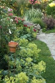 Ein 2000 M Grosser Landhausgarten Mit Naturlichem Charakter Und Vielen Verschiedenen Themenbereichen Es Gibt Outdoor Gardens Garden Landscaping Cottage Garden