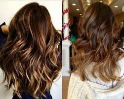 Quando una donna vuole cambiare look, comincia quasi sempre dai capelli.basta un taglio nuovo, un colore diverso e il gioco è fatto.se stai pensando a un cambiamento non troppo radicale, lo shatush potrebbe fare al tuo caso.si tratta di una tecnica di gran moda in questo periodo, con la quale è possibile dare ai capelli delle gradazioni di colore di due. Colorazione Tecnica Shatush A Casa Shatush Su Capelli Scuri Tecnica Di Colorazione Dei Capelli Shatush Foto