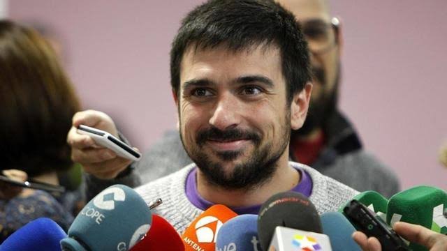 Ramón Espinar (Podemos) se disculpa por beber Coca-Cola en el Senado