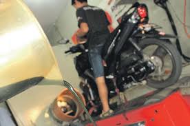 Pelumas fastron techno ini merupakan pelumas mobil unggulan dengan teknologi nano guard dengan molekul terkecil sehingga mampu. Tes Oli Mobil Dipakai Di Motor Dan Diganti Melewati Batas Normal Semua Halaman Motorplus