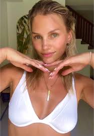 Eat your fruits or wear them 🫶