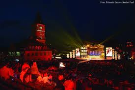 Directorul festivalului cerbul de aur 2018, smaranda vornicu shalit, compozitorul andrei tudor şi dirijorul şi compozitorul daniel jinga se numără la ediţia din acest an, smaranda vornicu shalit este directorul festivalului cerbul de aur. Pe 20 August Incepe Cerbul De Aur 20 Din 2020 Buna Ziua Brasov