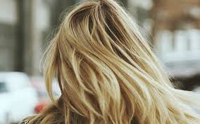 La frequenza con cui lavare i capelli solo con acqua dipende da una serie di fattori, tra cui la quantità di olio, sudore, sporco e prodotti presenti nei capelli insieme al tipo di capelli. L Acqua Di Riso Per Prendersi Cura Dei Capelli Vogue Italia