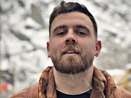 Benjamin is gezwollen, helemaal blauw en ligt in kunstmatige coma”:  vrienden en familie in shock na brutale aanval met zware steen op slapende  dakloze