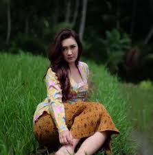 Masak di sini kita tidak memerlukan banyak pekerjaan. Gambar Wanita Desa