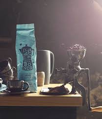 Eine Packung Patar Espressobohnen Biologisch Utz Zertifiziert Neben Einer Alten Kaffeemuhle Espresso Bohnen Kaffeeverpackung Kaffee Geschenke