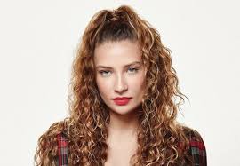 Türkiye'nin koronavirüs ile mücadelesi sürüyor. Irmak Arici Yeni Sarkisi Icin Gun Sayiyor