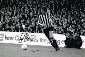 Frank clark (born 9 september 1943) is an english former footballer and manager, and former chairman of nottingham forest. Football Memorabilia Frank Clark Signed B W Photograph Former Newcastle Footballer Sports Memorabilia Comercio Local Qroo Gob Mx