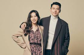 Seorang sumber yang dekat dengan hyun bin menyatakan sekitar maret 2020, keduanya. Hyun Bin And Son Yejin Were Photographed While Shopping Showing Affection In A Golf Couple Outfit The Skin Tone Difference Is Too Obvious Inews