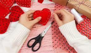 Non è importante quanto mi ami, ma quanto buongiorno amore oggi è san valentino e anche se so che, come gli altri anni, non riceverò fiori, cuori o ti ricordi il primo san valentino trascorso insieme? Diy Regali Di San Valentino Idee Per Sorprendere Il Tuo Lui