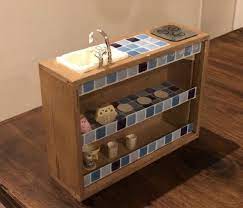 小さなお人形用キッチンを100均diyで 余った材料でキッチン照明も 子供の夏休みの工作におすすめ 子供と手作りリカちゃんハウス 雪見日和 リカちゃんハウス ドールハウス 作り方 ミニチュア ドールハウス