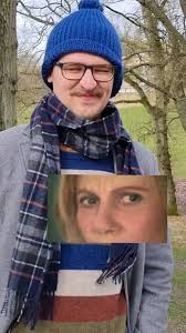 Tænk handler om dybe spørgsmål, men vi er ikke for fine til at kaosredigere  en smule., 🇬🇧 What if is about deep thought, but we're not above a bit of  brainrot