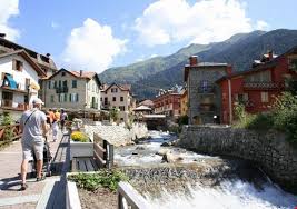 Ponte di legno e dintorni mettono a disposizione del turista diverse tipologie di alloggi vacanza in montagna, sia che si tratti di un turista solitario o di un gruppo o di una vacanza in famiglia, piccola o grande che sia. Ponte Di Legno La Guida Completa