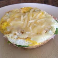 Low Calorie Multigrain Breakfast Sandwich I 2 Multigrain Bagel 1 Shaved Slice Of Ham Fresh Spinach Leaves Fr Breakfast Recipes Multigrain Bagels Breakfast
